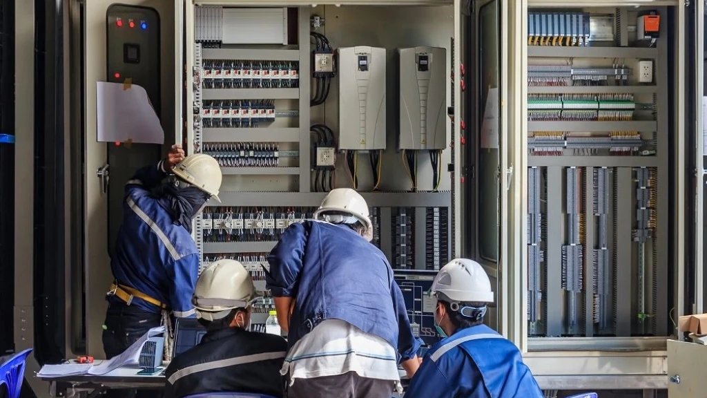 Técnicos instalando tableros eléctricos industriales
